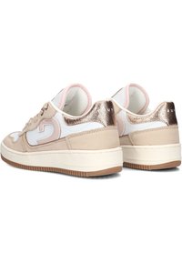 Beige sneakers met een glad leren bovenwerk, witte accenten, een rosegouden metallic hiel en een gematteerde rubberen zool. Gevoerde enkelkraag.