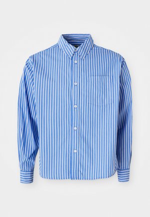 Plava i bijela prugasta košulja dugih rukava s dugmadi i ovratnikom, koja sadrži džep na prsima i teksturirani materijal.