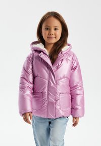 Rosa puffjacka med glansig finish, som har huva, två framfickor, vadderad design och fuskpälsfoder vid kragen.