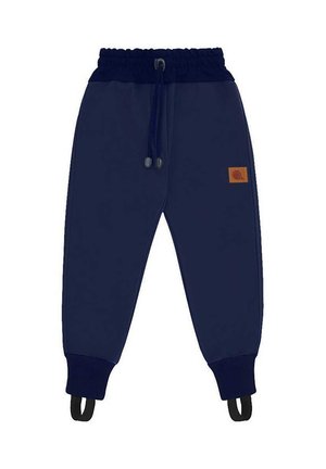 Granatowe dziecięce spodnie dresowe z elastycznym pasem, sznurkiem, ściągaczami na końcach nogawek i paskami na stopy, z małą brązową naszywką z logo po boku.