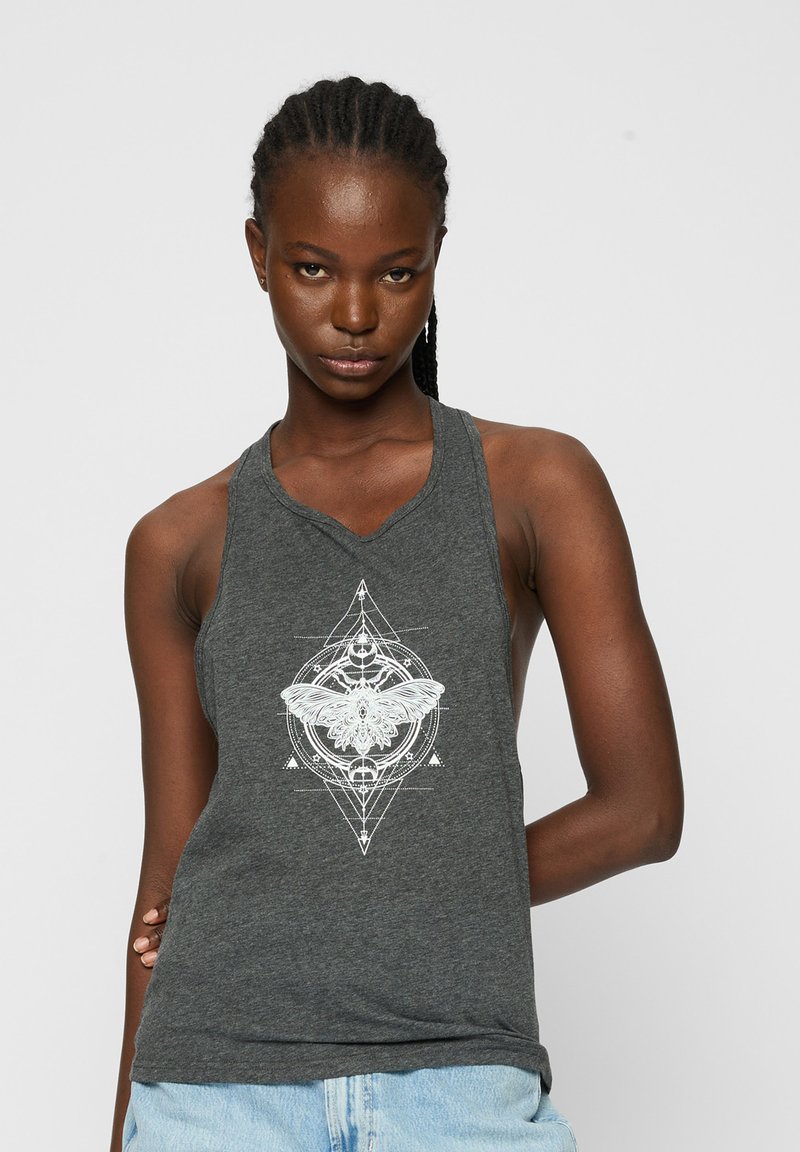 Grå, ærmeløs tanktop lavet af blødt stof, med et hvidt grafisk design af en møl og geometriske former på forsiden.