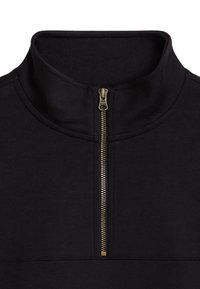 Pullover nero con colletto alto, dotato di una cerniera dorata frontale. Realizzato in materiale morbido con una texture liscia. Design semplice.