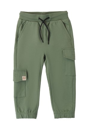 Pantalones cargo de algodón verdes con cintura elástica, cordón negro, bolsillos laterales y un bolsillo cargo con etiqueta. Textura suave, corte ajustado.