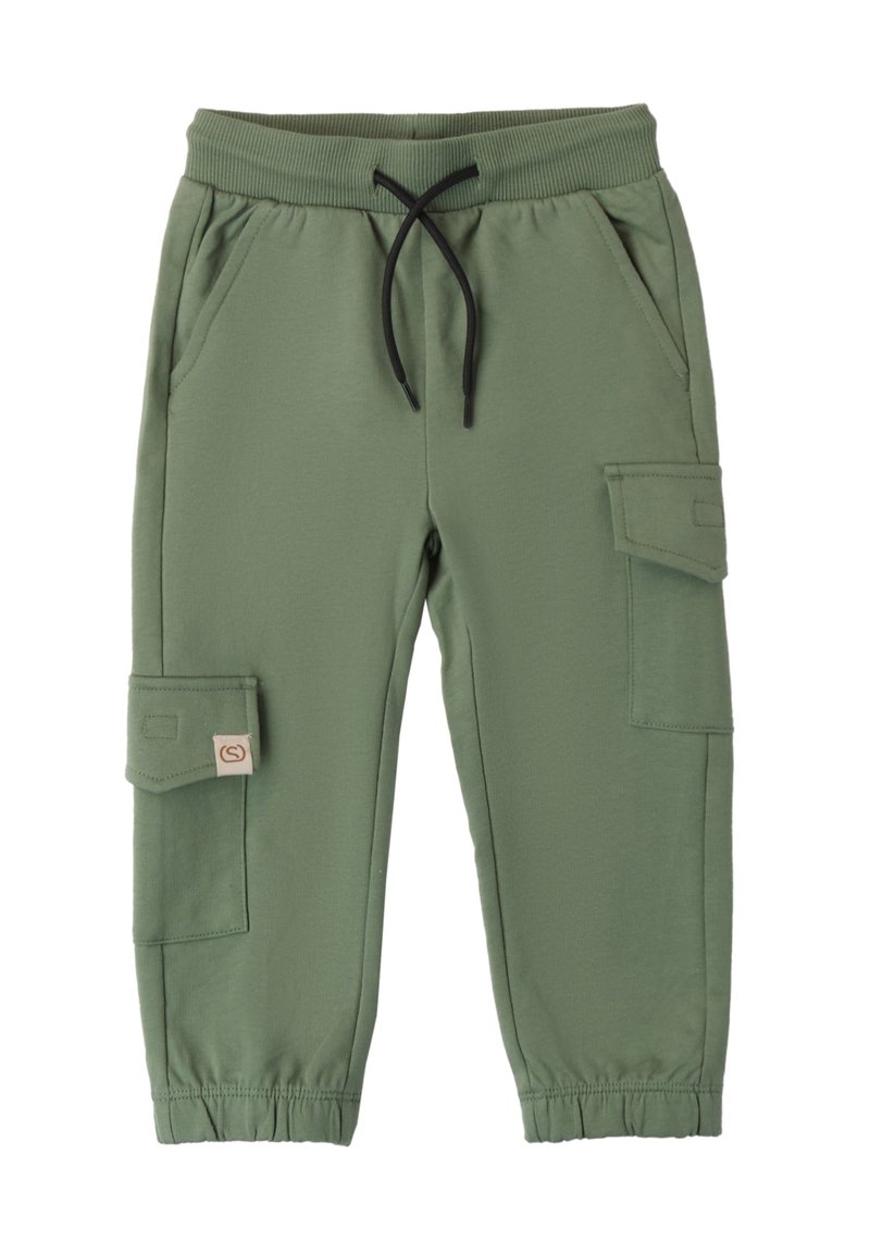Pantalones cargo de algodón verdes con cintura elástica, cordón negro, bolsillos laterales y un bolsillo cargo con etiqueta. Textura suave, corte ajustado.