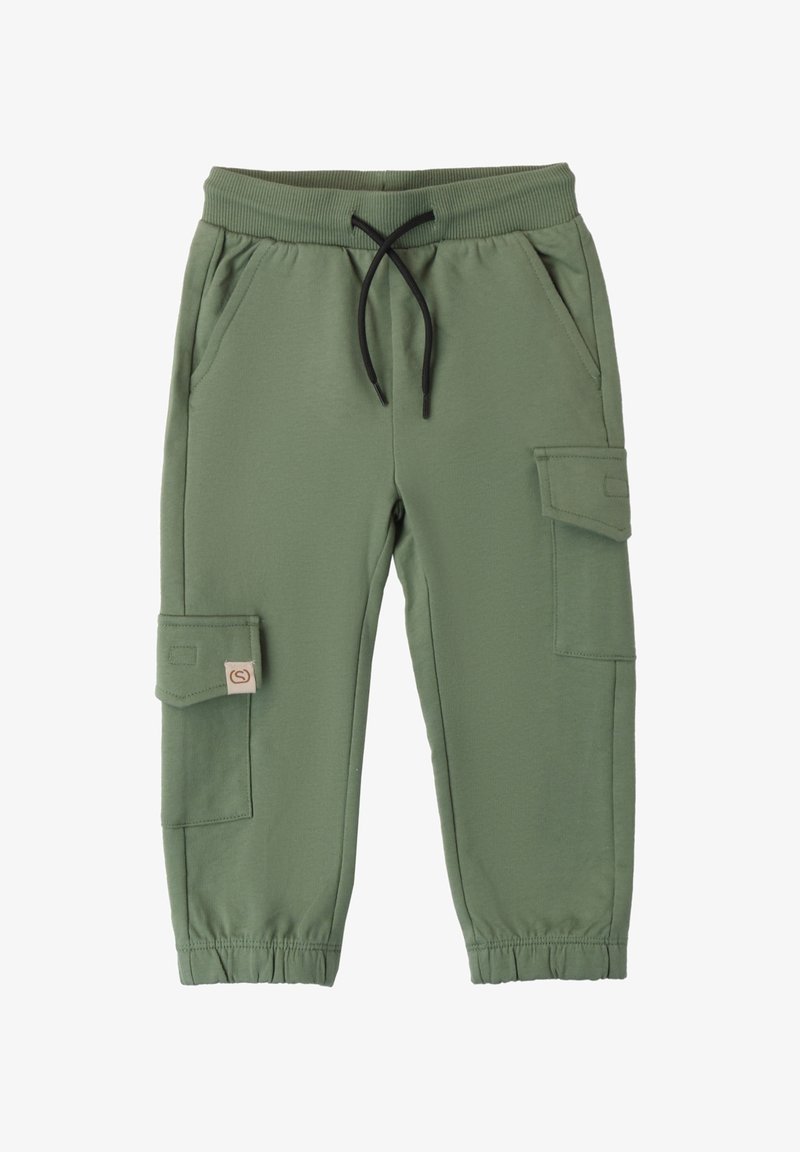 Pantalones cargo de algodón verdes con cintura elástica, cordón negro, bolsillos laterales y un bolsillo cargo con etiqueta. Textura suave, corte ajustado.