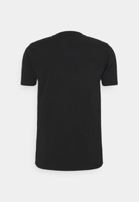 Sort bomulds t-shirt med korte ærmer og rund halsudskæring. Stoffet er glat med en ensfarvet nuance og uden synlige logoer eller mønstre.