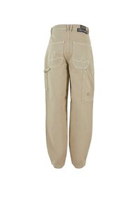Beige Cargo-Hosen mit lockerer Passform, ausgestattet mit zwei Gesäßtaschen, dekorativer Naht und einem Logo-Gummibund. Der Stoff hat eine glatte Textur.