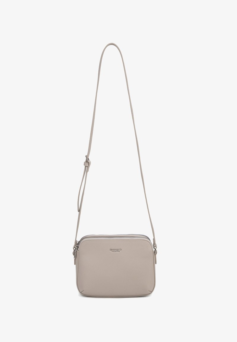 Kleine beige crossbodytas met verstelbare band, twee ritssluitingen en "DIANA&CO COLLECTION" logo aan de voorkant.