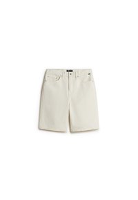 Weiße Denim-Shorts mit geradem Schnitt, ausgestattet mit einem Knopfverschluss, fünf Taschen und feiner Textur. Fächer für Funktionalität und Komfort.