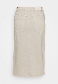 Beige Denim Bleistiftrock mit mittelhohem Bund, zwei Gesäßtaschen und einer zentralen Naht, die über die Rückseite verläuft. Glatte Textur.