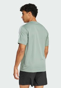 adidas Performance TRAIN ESSENTIALS BASE 3-STRIPES - Sport T-shirt - silver green white