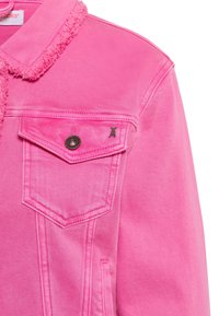 Chaqueta de mezclilla rosa con cuello de piel sintética, que cuenta con un bolsillo en el pecho con herrajes plateados y detalles de costura distintivos.