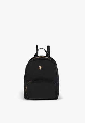 Sac à dos en tissu noir avec des garnitures dorées, doté d'une poche frontale, de bretelles rembourrées doubles et d'un accent logo sur le devant.