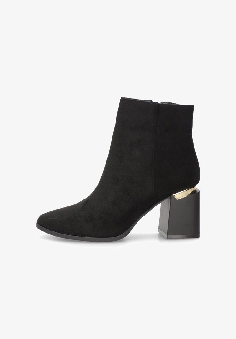 Botín de ante negro hasta el tobillo con punta afilada, tacón cuadrado con un detalle en tono dorado y textura suave. Adecuado para diversas ocasiones.