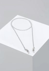 Collana in argento con doppi anelli, link testurizzati e due piccoli accenti a forma di artiglio alle estremità. Finitura liscia in tutto.