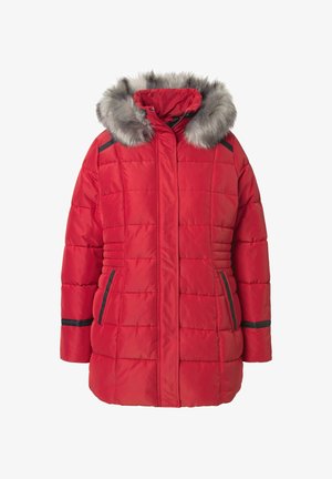 Doudoune rouge avec capuche en fausse fourrure, texture matelassée, fermeture éclair à l'avant, poches latérales et accents noirs aux poignets et sur les côtés.