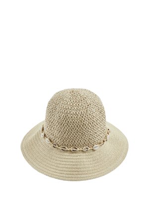 Cappello estivo beige intrecciato con tesa larga, caratterizzato da una fascia decorativa di piccole conchiglie intorno alla cupola.