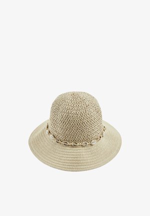 Cappello estivo beige intrecciato con tesa larga, caratterizzato da una fascia decorativa di piccole conchiglie intorno alla cupola.
