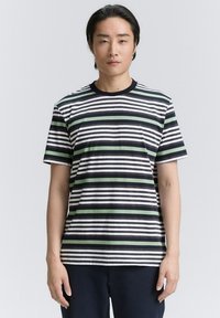 Gestreiftes T-Shirt mit horizontalen Streifen in Marineblau, Weiß und Grün. Hergestellt aus Baumwolle, hat es einen runden Ausschnitt und kurze Ärmel.