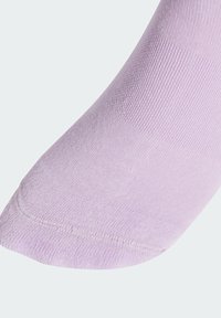 Calcetín de tobillo lila claro con una textura suave y acanalada y puntera reforzada, que presenta costuras sutiles a lo largo del borde.