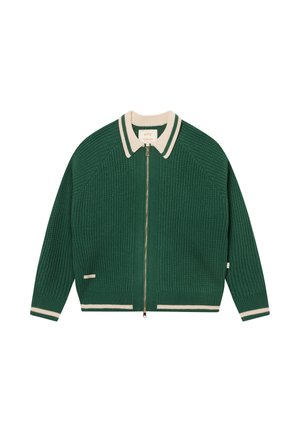 Cárdigan verde de punto con cremallera, con cuello, puños y dobladillo a rayas en crema, extendido sobre un fondo blanco.