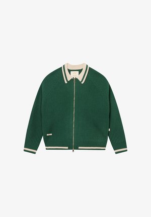 Cárdigan verde de punto con cremallera, con cuello, puños y dobladillo a rayas en crema, extendido sobre un fondo blanco.