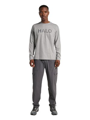 Mann trägt graues Langarmshirt mit dem Schriftzug "HALO", dunkelgraue Cargohosen und schwarz-graue Wanderschuhe, steht frontal.