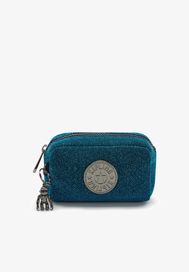 Astuccio con zip glitterato di color teal, con un patch rotondo, hardware argentato e un charm a forma di scimmia. Forma rettangolare, superficie testurizzata.