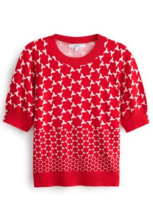 Haut en maille rouge à manches courtes avec motif géométrique blanc, col rond, poignets côtelés avec boutons en perle, et ourlet côtelé.