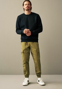 Next STRETCH UTILITY REGULAR TAPERED - Cargohose - olive green