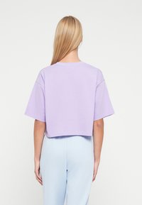 Κοντομάνικο, κοντό πουκάμισο από βαμβάκι σε ανοιχτή λεβάντα. Διαθέτει άνετη εφαρμογή, στρογγυλή λαιμόκοψη και άνετους ώμους χωρίς ραφές. Συνδυάζεται με μπλε παντελόνι.