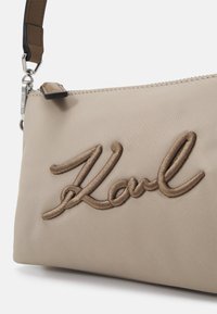 KARL LAGERFELD SIGNATURE POUCH - Delninukė - sand