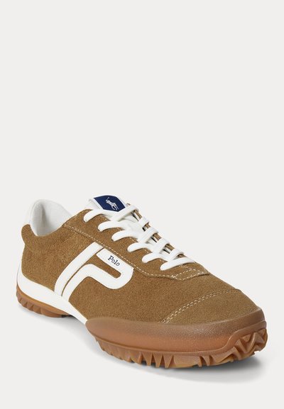 Baskets en daim marron avec lacets blancs, détail de bande blanche, logo "Polo", semelle marron texturée et étiquette bleu marine sur la languette.
