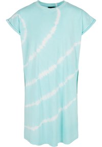 Světle modré bavlněné šaty ve tvaru trička s krátkými ohrnutými rukávy, zdobené bílými spirálami v technice tie-dye a bočními rozparky na spodním lemu pro větší volnost pohybu.