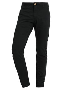 Pantalones finos negros de corte ajustado con cierre frontal de botón y presillas para cinturón, presentados sobre fondo blanco.