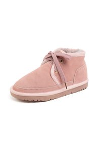 Stivaletto alla caviglia in suede rosa con una morbida fodera interna, punta arrotondata e un design di allacciatura prominente con occhielli color oro.