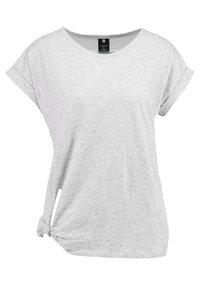 Ljust grå kortärmad t-shirt med uppvikta ärmar och en liten knut knuten på nedre vänstra sidan.