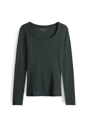 Chemise à manches longues en tissu vert foncé ; présente un col dégagé et un design ajusté ; texture lisse avec un léger stretch ; sans motifs visibles.