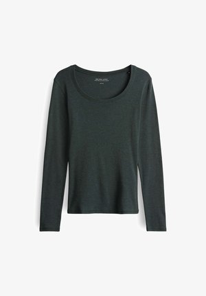 Langärmliges Shirt aus dunklem grünem Stoff; mit einem Rundhalsausschnitt und tailliertem Schnitt; glatte Textur mit leichtem Stretch; keine sichtbaren Muster.