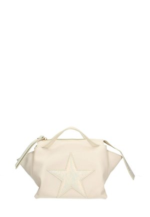 Sac en cuir crème avec une étoile argentée texturée proéminente à l'avant, fermeture zippée, deux poignées courtes et une bandoulière amovible.