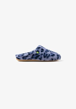 Pantofole pelose con stampa leopardata blu, dal design curvo, texture morbidissima e un dettaglio verde sul lato. Suola piatta per un comfort ottimale.