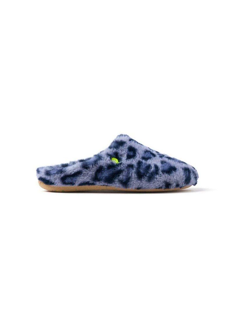 Pantufla de leopardo azul de pelaje suave con un diseño curvado, textura blanda y un detalle en verde en el lateral. Suela plana para un uso cómodo.