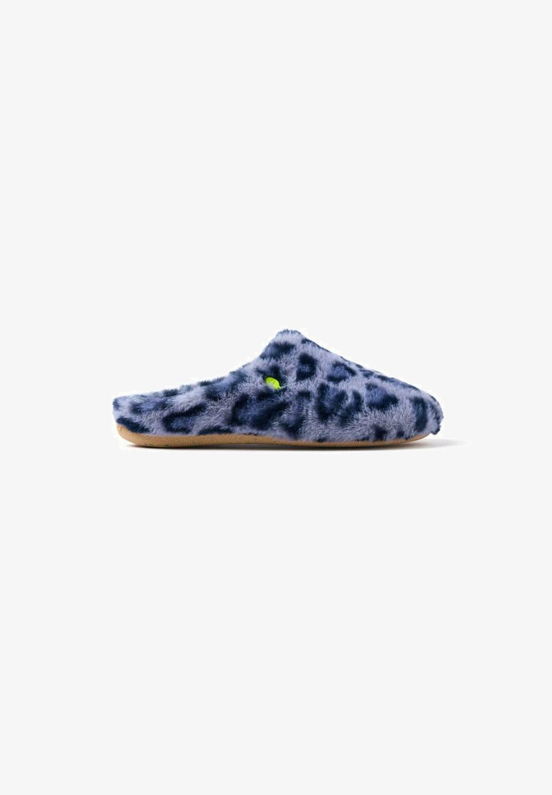 Pantufla de leopardo azul de pelaje suave con un diseño curvado, textura blanda y un detalle en verde en el lateral. Suela plana para un uso cómodo.