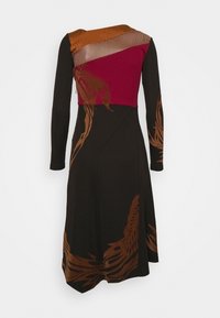 Robe noire à manches longues avec un ourlet asymétrique, présentant des motifs abstraits marron, un panneau rouge sur la poitrine et un détail texturé marron à l'épaule.