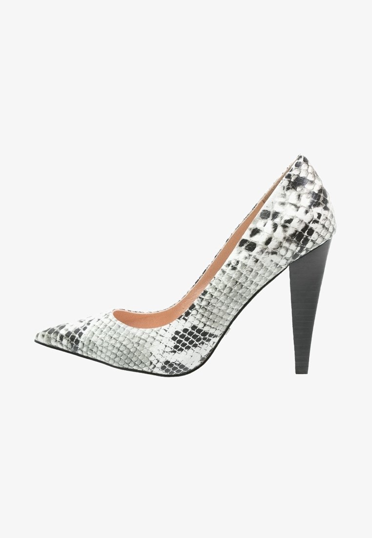 Escarpin à bout pointu avec motif en peau de serpent noir et blanc et talon haut empilé noir.