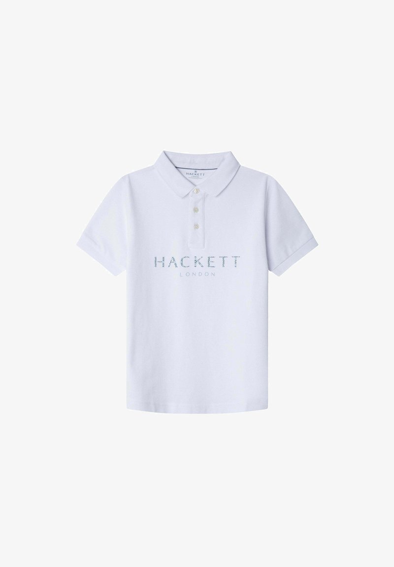 Vit piké skjorta tillverkad av bomull, med en klassisk krage, två knappar vid halsen och en blå broderad logotyp som säger "HACKETT LONDON."
