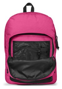 Mochila rosa con un gran bolsillo frontal negro, que cuenta con una cremallera y compartimentos de malla en su interior, fabricada con un tejido duradero de textura suave.