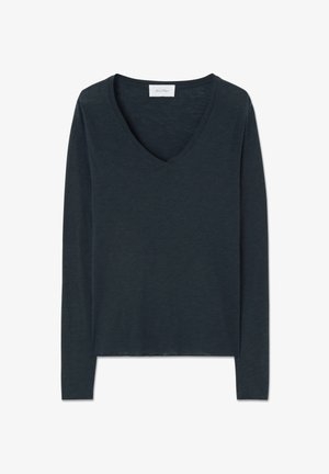 Camiseta ligera de manga larga con cuello en V de color azul marino oscuro, corte ajustado y una pequeña etiqueta blanca dentro del cuello.