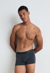 Tommy Hilfiger TRUNK 3 PACK - Calzoncillos - desert sky/dark ash/des sky