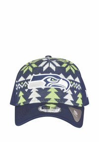 Marineblaue Baseballmütze mit einem gestrickten Muster aus grünen Bäumen, auf der Vorderseite mit einem weißen Seattle Seahawks-Logo. Verstellbare Passform.